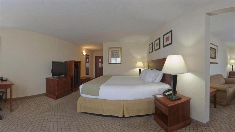 Holiday Inn Express Hotel & Suites Tampa-Fairgrounds-Casino By Ihg Dış mekan fotoğraf