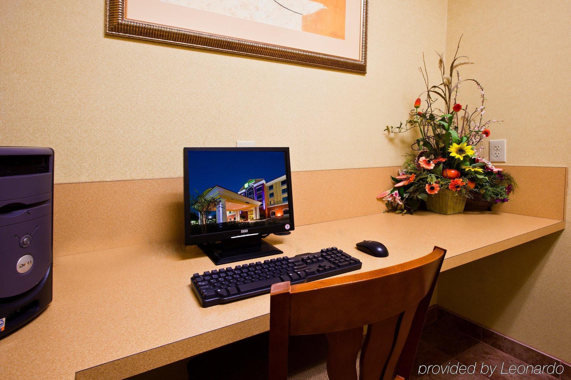 Holiday Inn Express Hotel & Suites Tampa-Fairgrounds-Casino By Ihg Konforlar fotoğraf